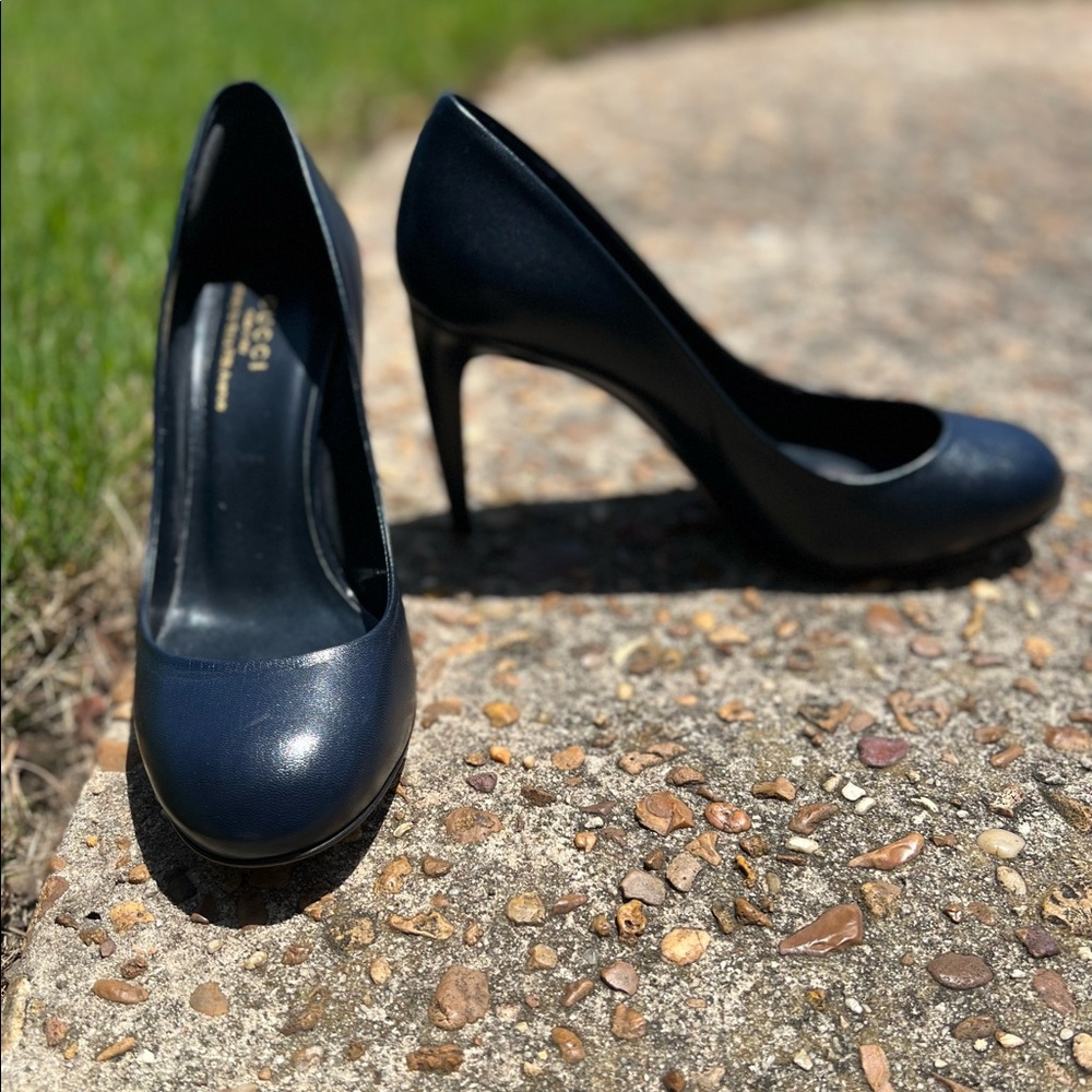 Beautiful Gucci navy pump.